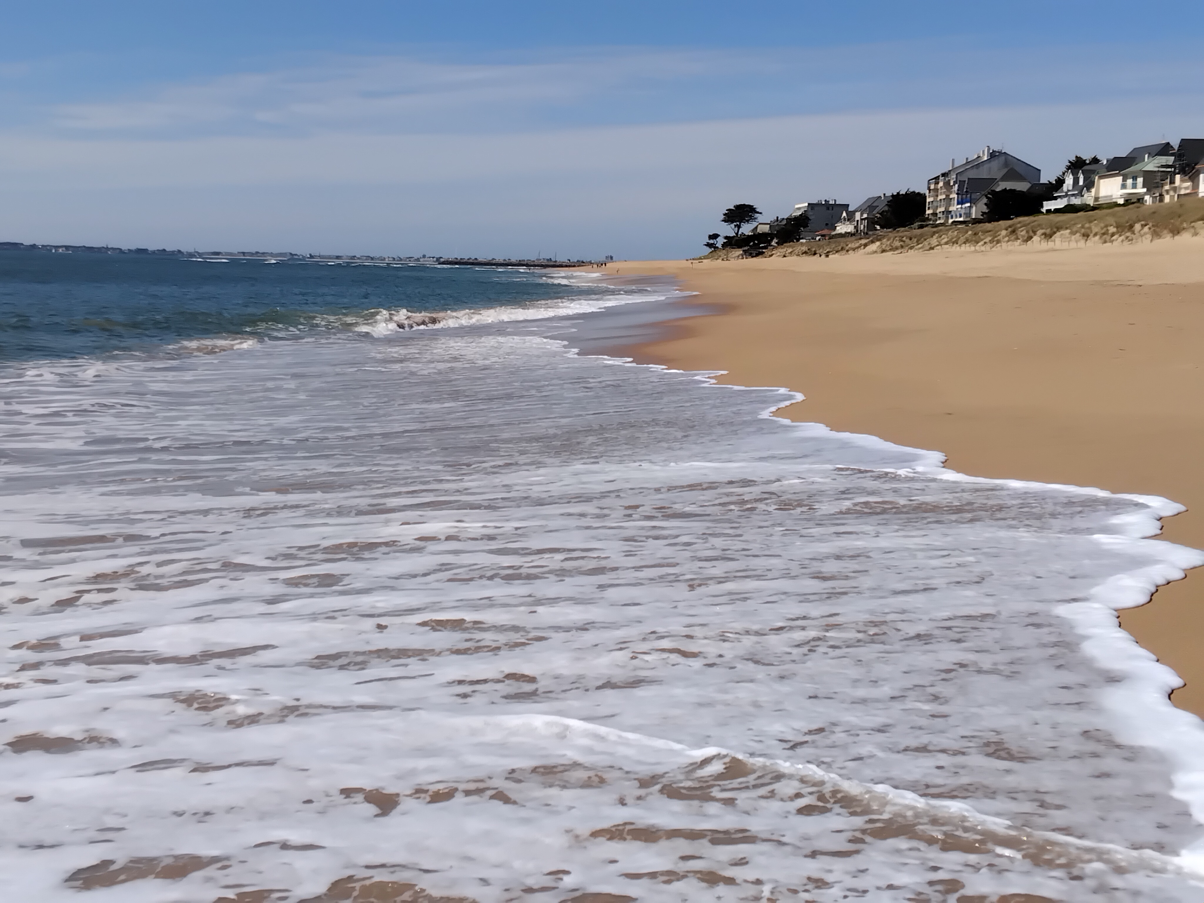 Vue panoramique sur la baie depuis la plage